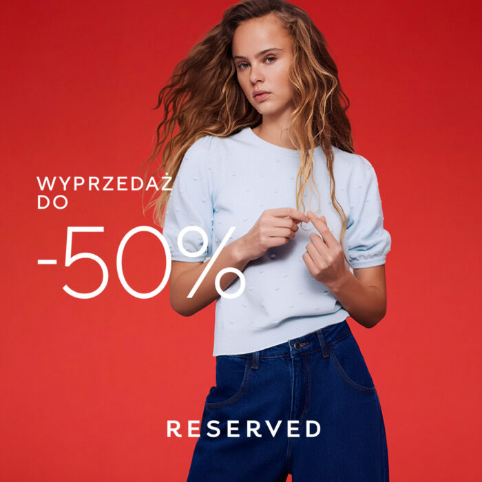 Baner promocyjny Reserved na czerwonym tle z kobietą w błękitnej bluzce i granatowych jeansach - wyprzedaż do -50%
