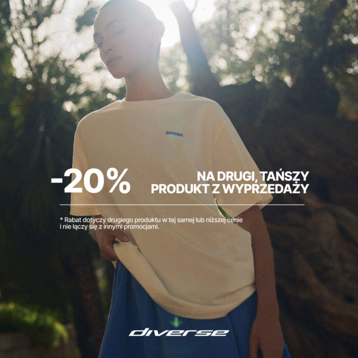 Baner promocyjny Diverse z kobietą w kremowej bluzie i niebieskich spodniach na tle lasu - -20% na drugi produkt z wyprzedaży