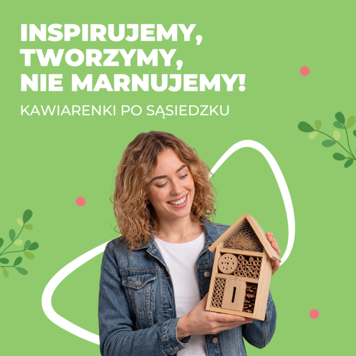 Baner informacyjny na zielonym tle z uśmiechniętą kobietą trzymającą drewniany domek dla owadów - Kawiarenki po sąsiedzku w Galerii Morena