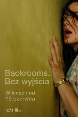 Plakat do filmu Backrooms. Bez wyjścia z przerażoną kobietą przyciśniętą do żółtozielonej ściany