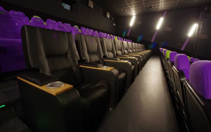 Sala kinowa z czarnymi i fioletowymi fotelami