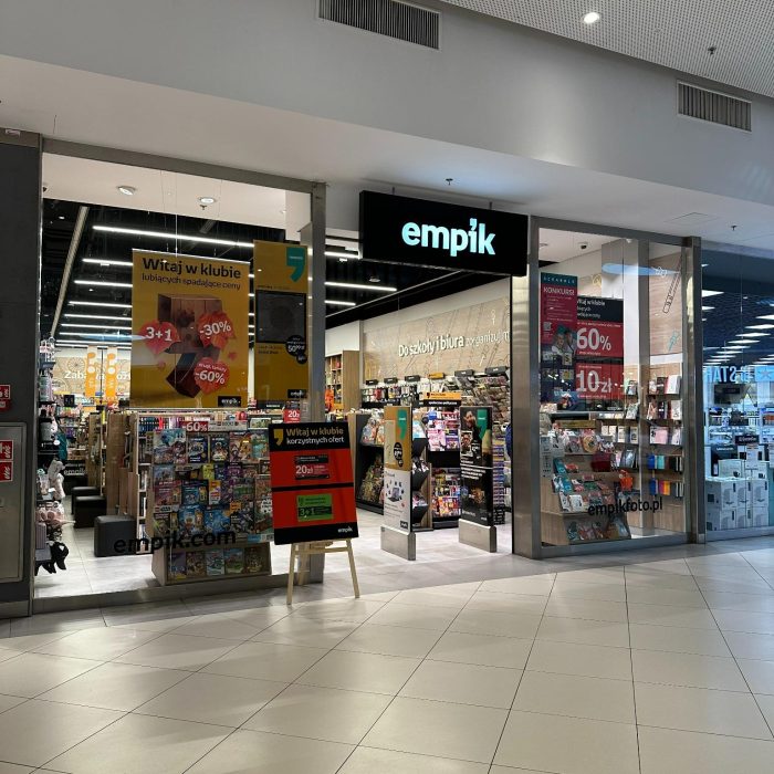 Wejście do sklepu Empik w Galerii Morena w Gdańsku, z widoczną ekspozycją książek, prasy i artykułów papierniczych.