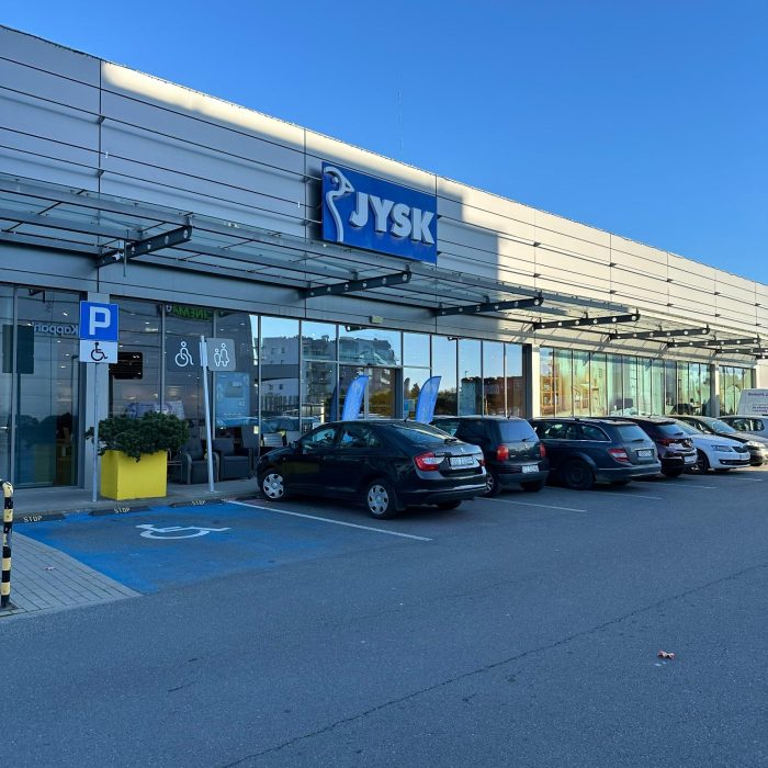 Wejście do sklepu JYSK w Galerii Morena w Gdańsku, z parkingu zewnętrznego..