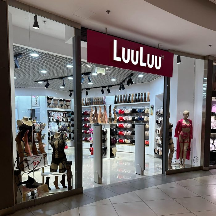 Wejjście do sklepu LuuLuu w Galerii Morena w Gdańsku, z widoczną ekspozycją bielizny.