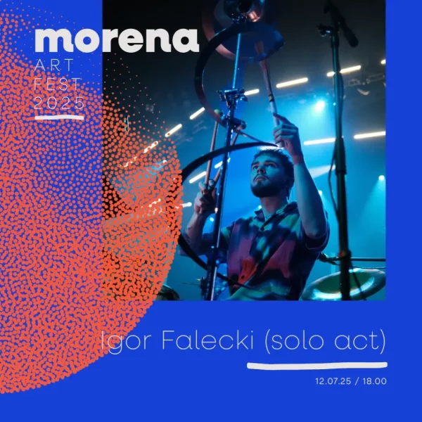 Baner informacyjny w niebieskim kolorze i mężczyzną w tle Morena Art Fest 2025