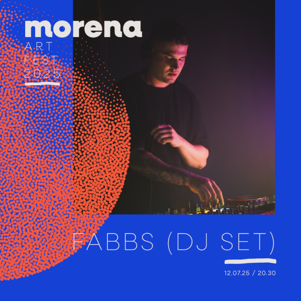 Baner informacyjny w niebieskim kolorze z DJ FABBS w tle Morena Art Fest 2025