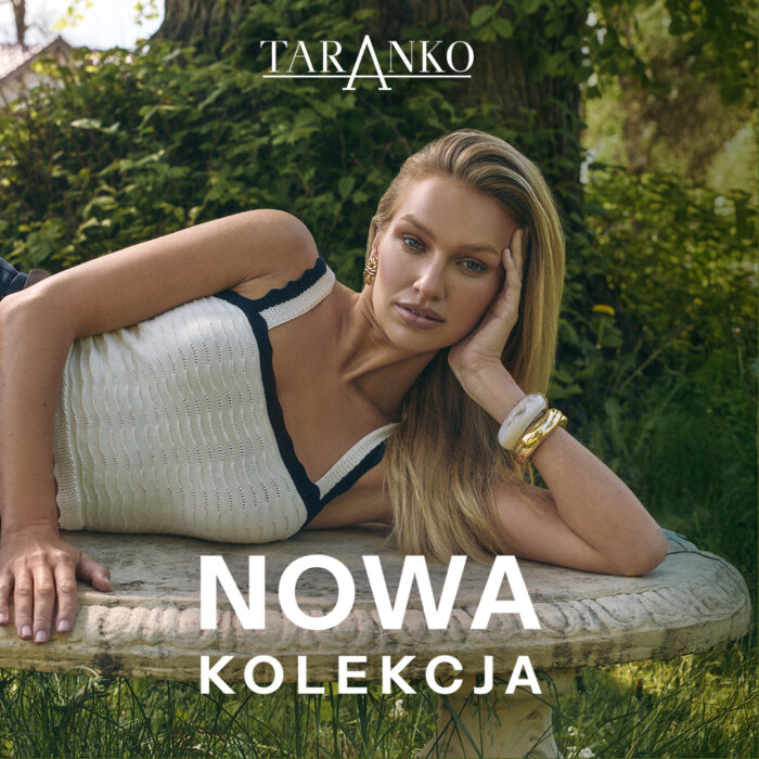 Baner promocyjny z kobietą w białym topie i złotej biżuterii leżącą na kamiennej ławce w ogrodzie - nowa kolekcja w Taranko