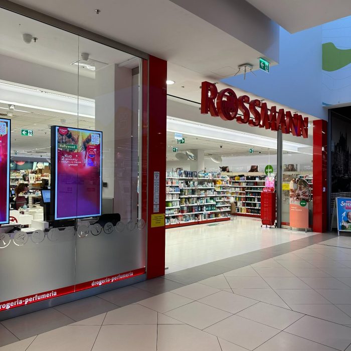 Wejście do drogerii Rossmann w Galerii Morena w Gdańsku, z widoczną witryną i ekspozycją produktów wewnątrz sklepu.
