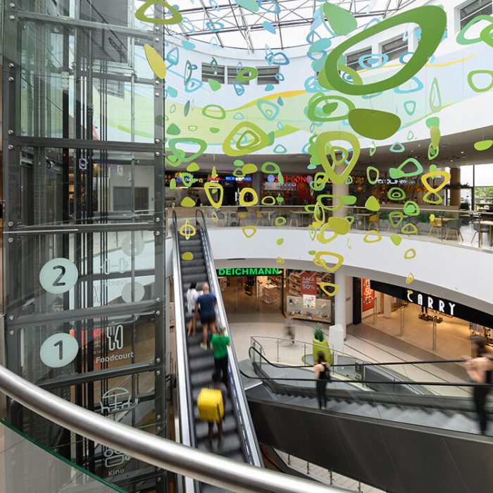 Ludzie na shoppingu w centrum handlowym