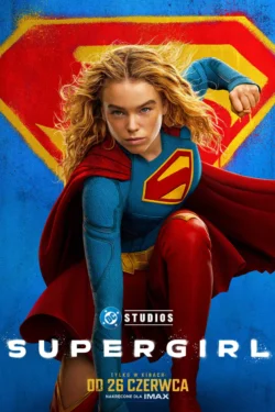 Plakat do filmu Supergirl z bohaterką w niebiesko-czerwonym kostiumie z pięścią wysuniętą do tyłu na tle logo DC